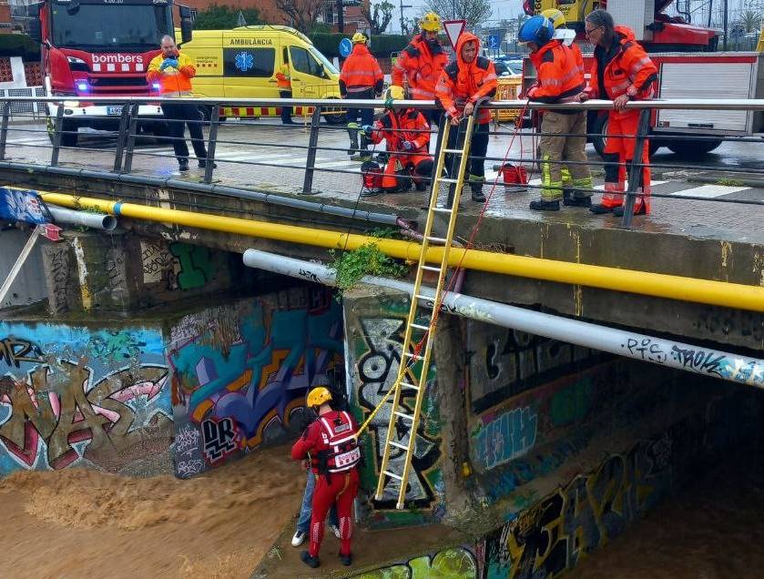 Els Bombers rescaten una persona sota el pont d'una riera al Masnou