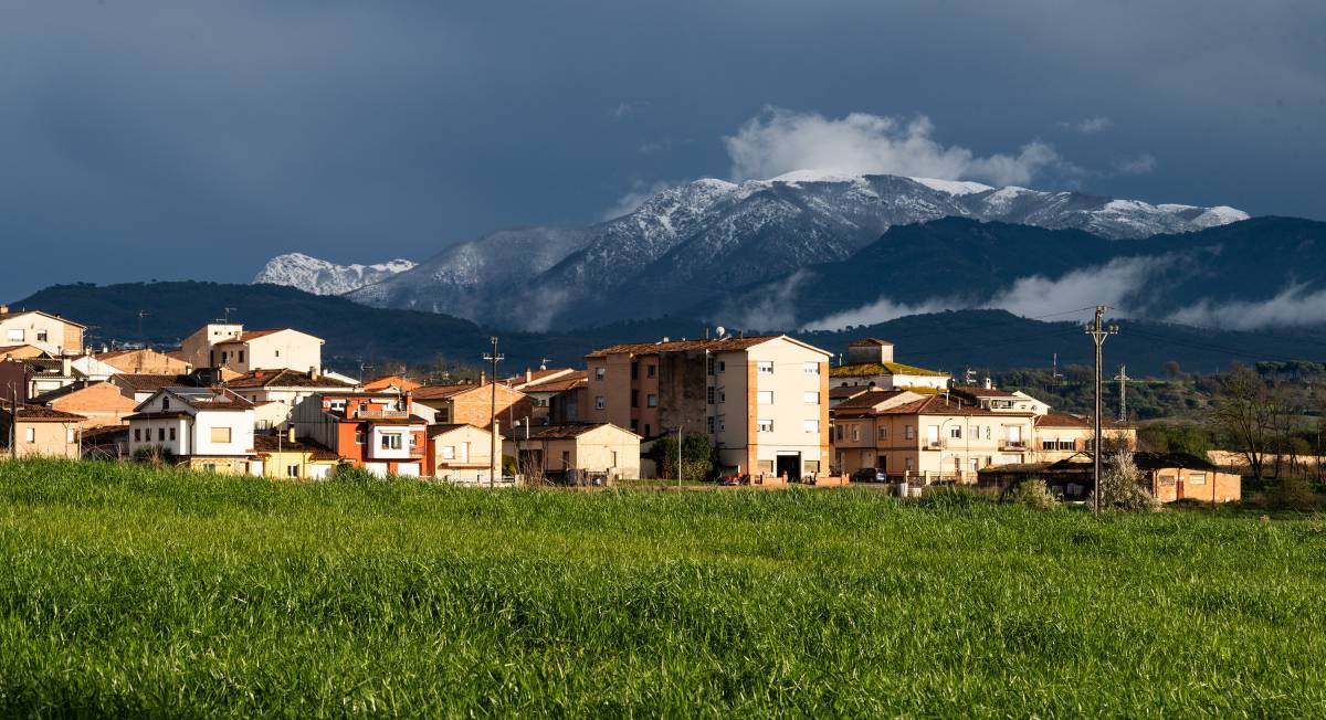 Neu al Montseny amb un cel primaveral, aquesta tarda a Vic