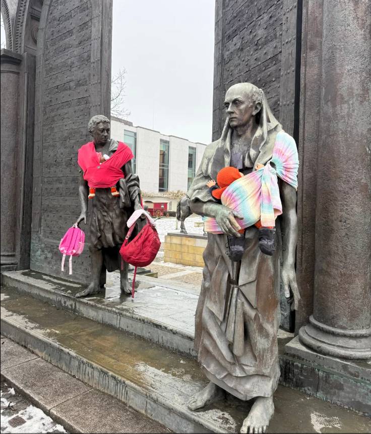 Dues estàtues dels Göttingen Seven a Hannover