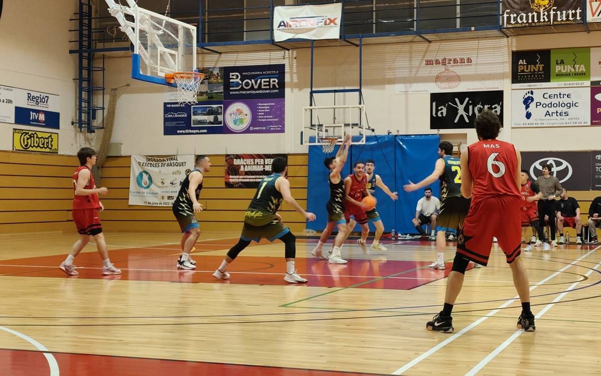 El CB Artés supera el Montgat en un final ajustat i manté el colideratge a la Súper Copa