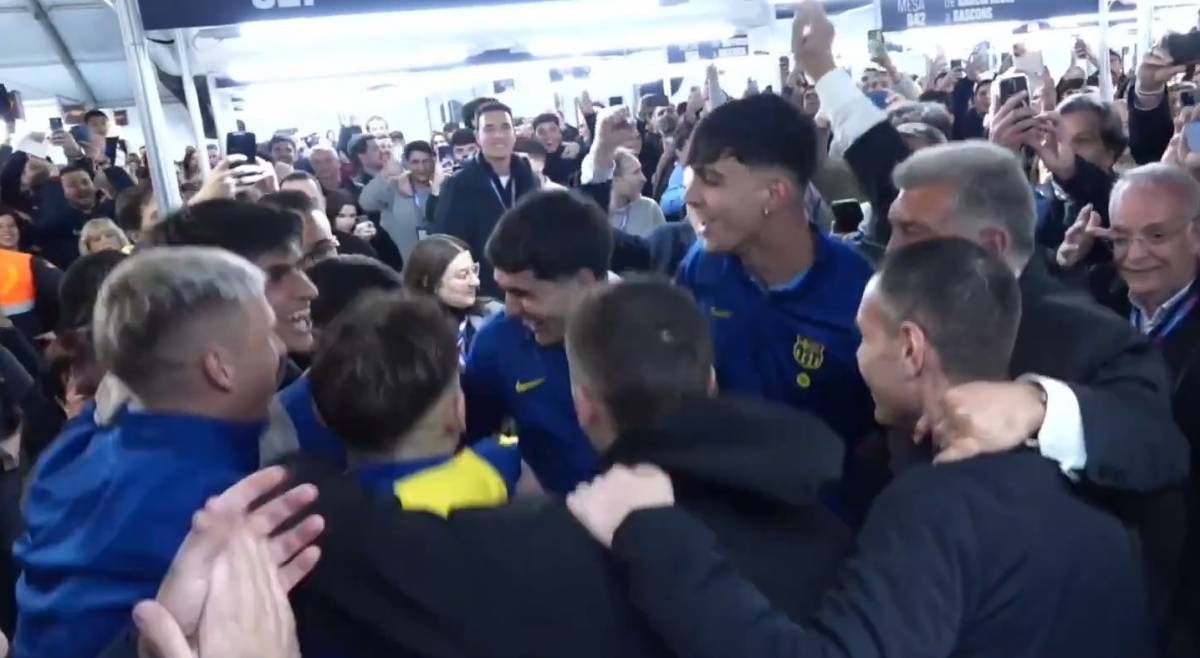 Els jugadors del Barça fan pinya amb Laporta en plena jornada electoral