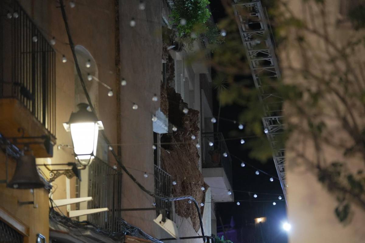 Despreniment d'una façana al Centre - DAVID CHAO