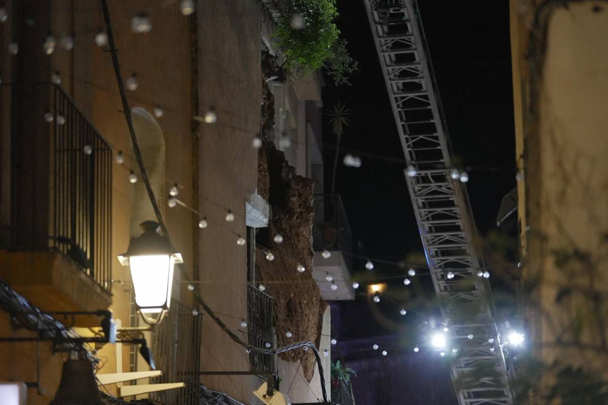 Despreniment d'una façana al Centre - DAVID CHAO