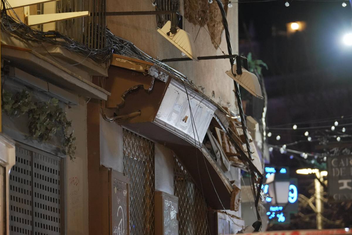 Despreniment d'una façana al Centre - DAVID CHAO