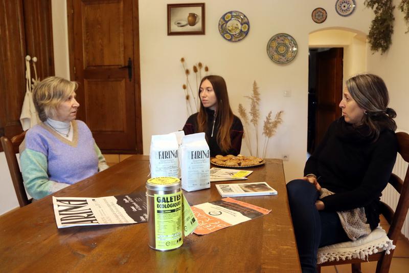Sòcies i tècniques de la cooperativa Territori de Masies amb diferents productes del projecte Farina - 