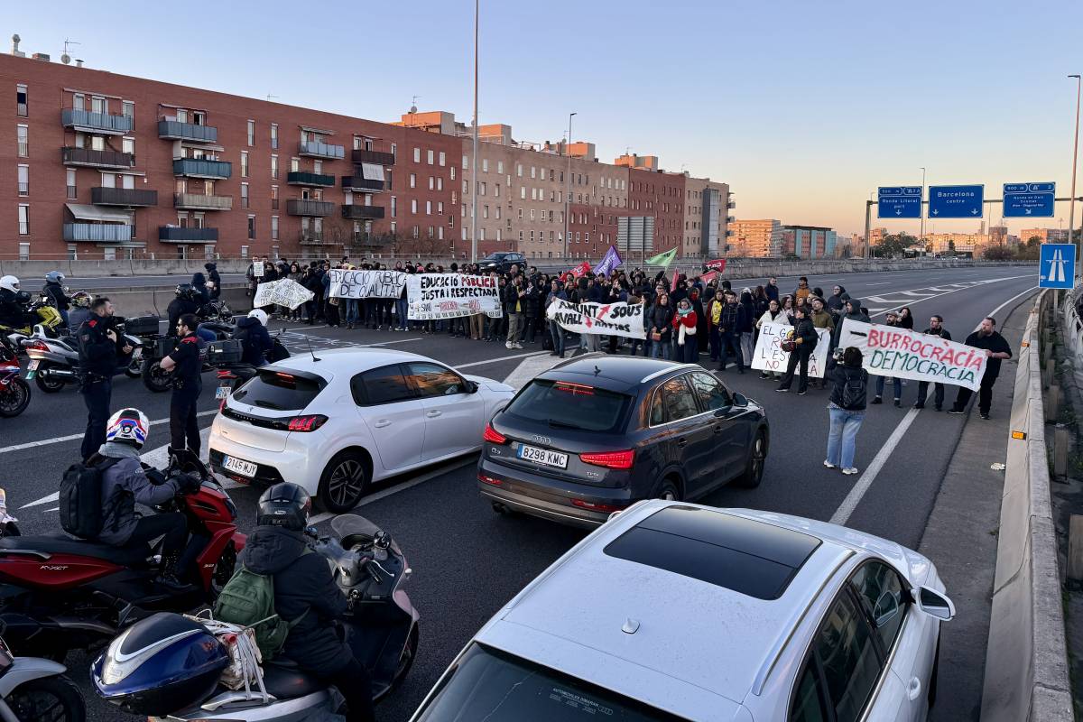 Els docents en vaga tallen la C-31 a la frontera entre Badalona i Sant Adrià de Besòs i la Gran Via a Barcelona