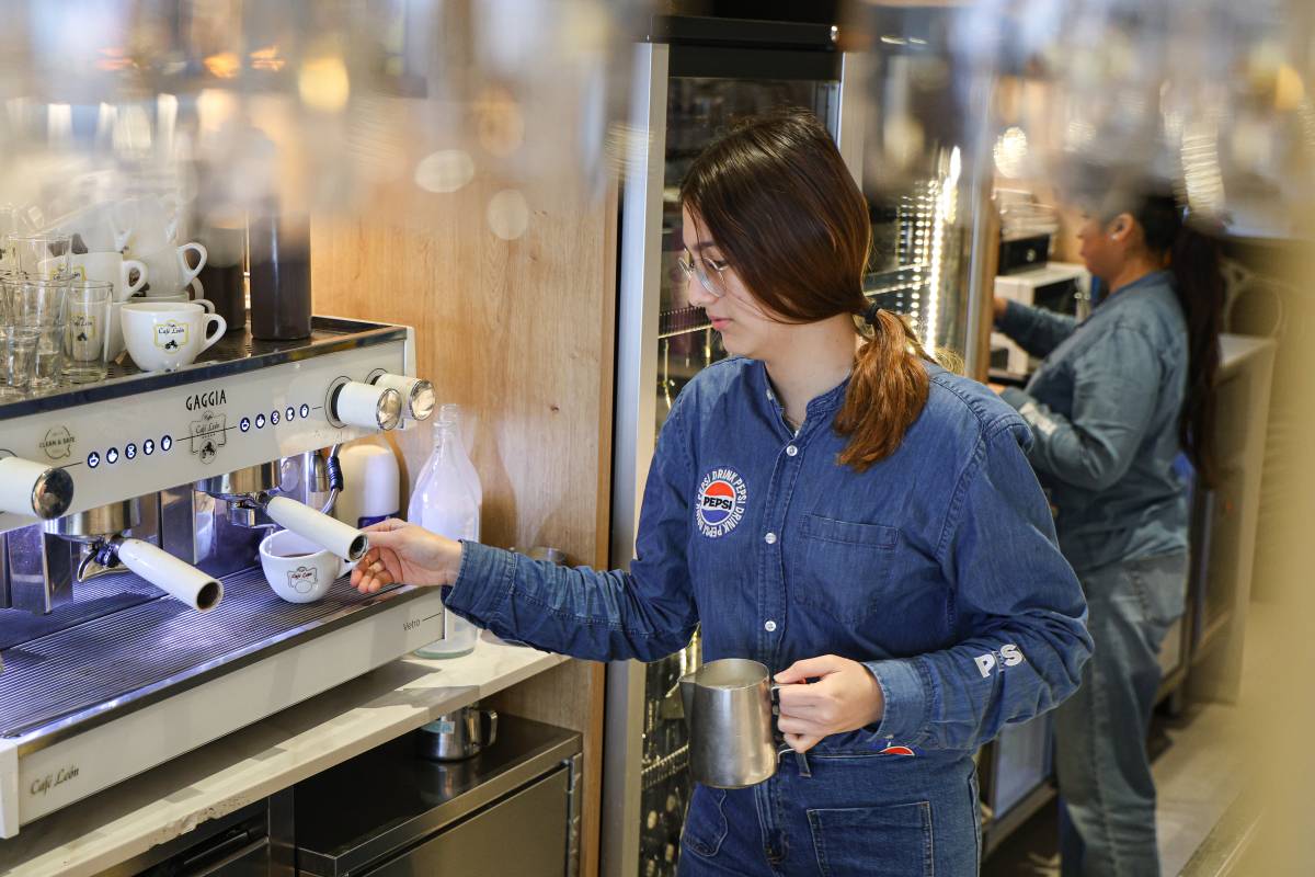 "Combino els estudis amb quatre feines" o "treballo des que feia batxillerat": els joves, cada cop més sí-sí que ni-ni