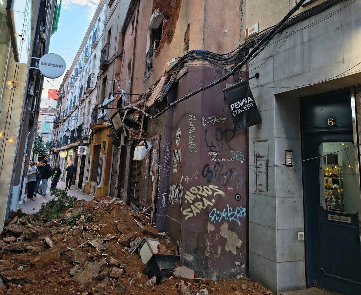 Enderrocaran part de l'edifici que es va esfondrar al Centre de Sabadell