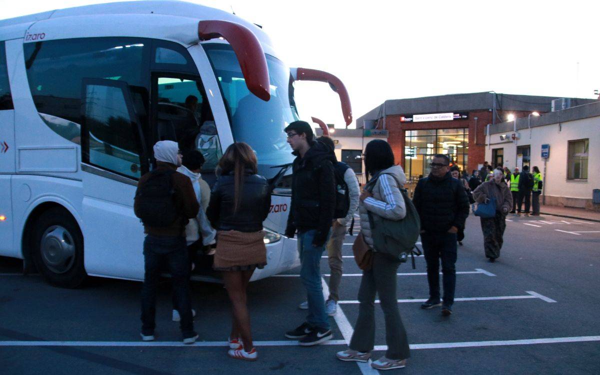 Resignació i enuig entre els viatgers afectats per les obres al Garraf: «Cada dia és una aventura»