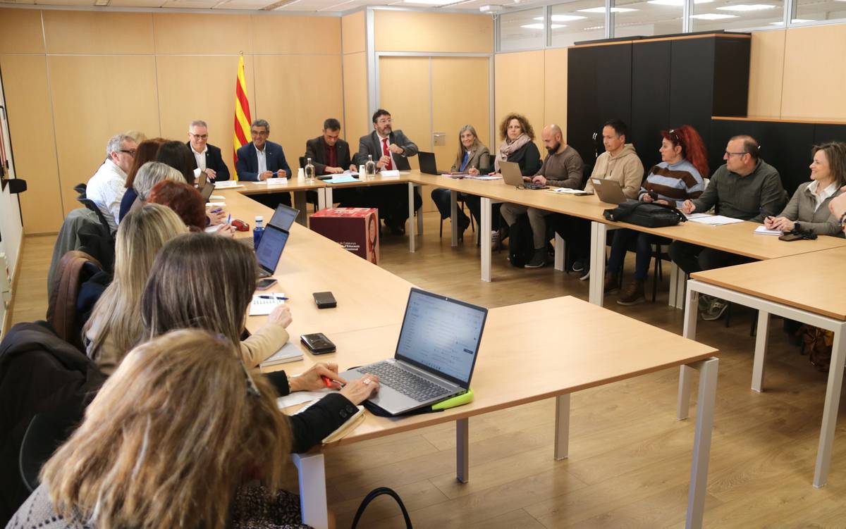 Educació busca la complicitat dels directors de centres ebrencs per desplegar l’acord amb CCOO i UGT