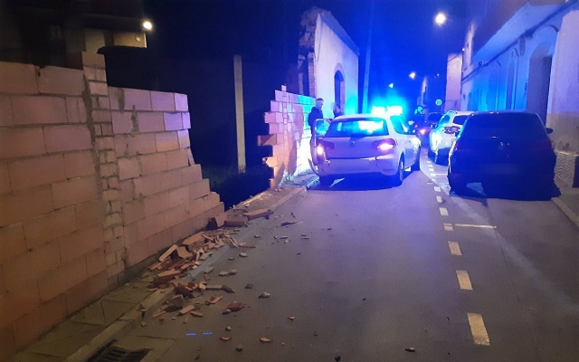 Un conductor begut encasta el cotxe contra un mur i dos vehicles a Sant Fruitós
