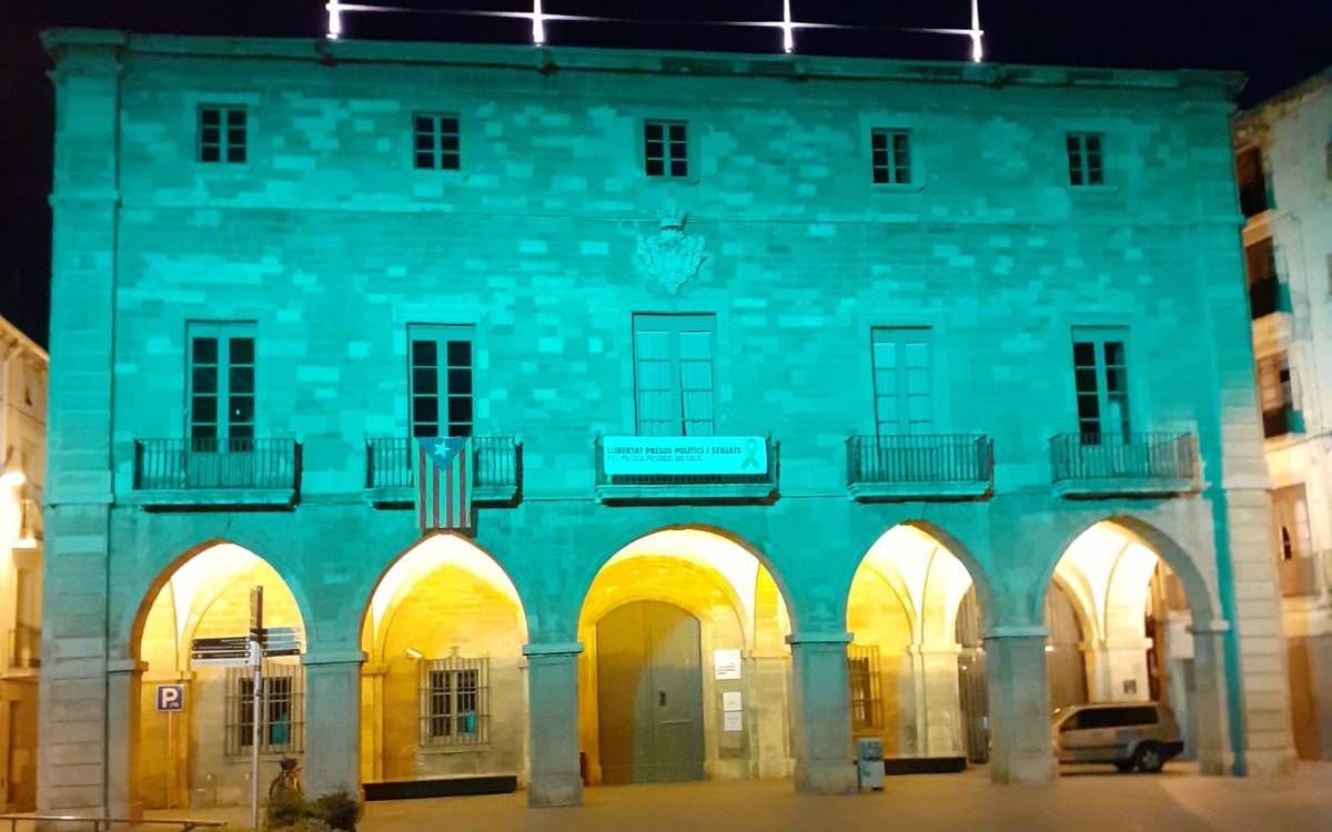 La façana de l'Ajuntament de Manresa s'il·luminarà de verd pel Dia Mundial del Treball Social