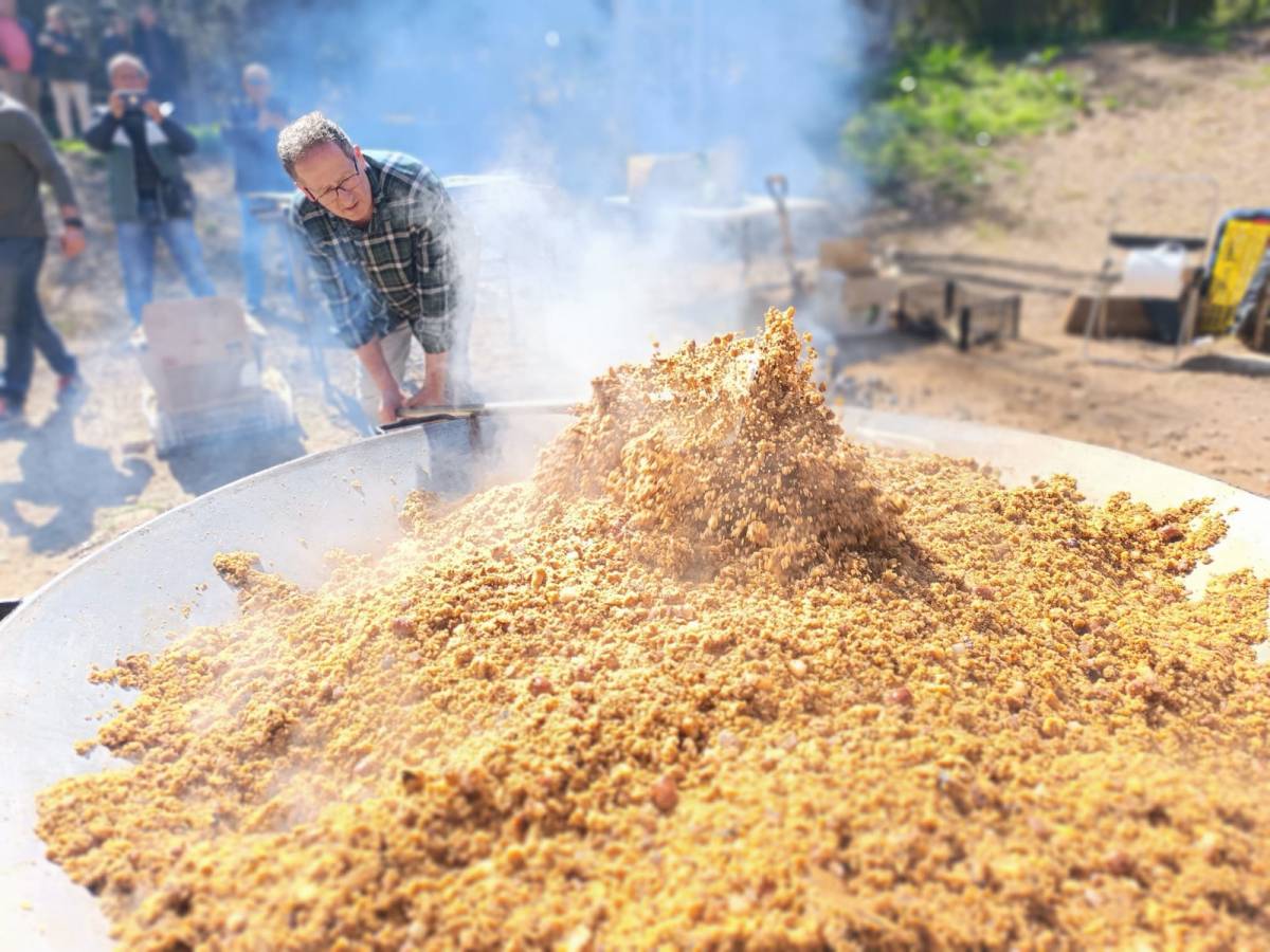 'Migas' de rècord: els Ballesteros reparteixen 600 racions a Sabadell
