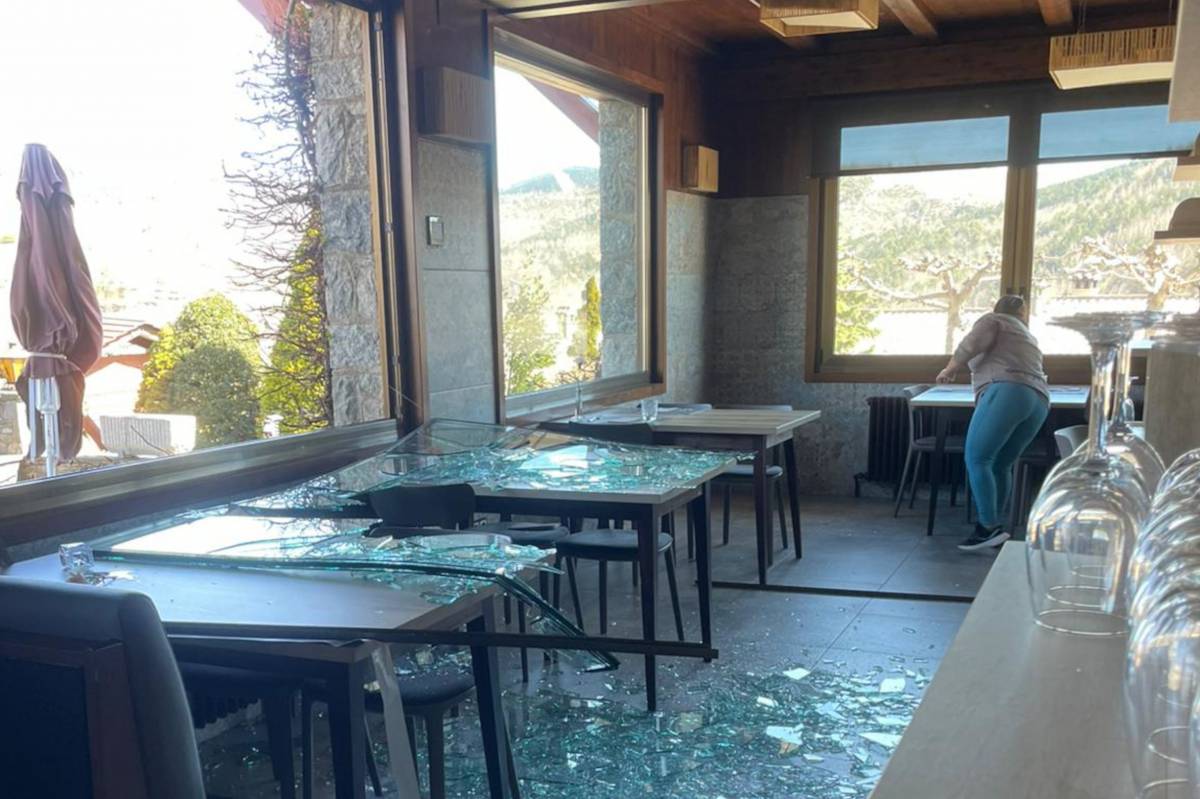 Finestres trencades en un hotel de Molló   - Lourdes Casademont-ACN