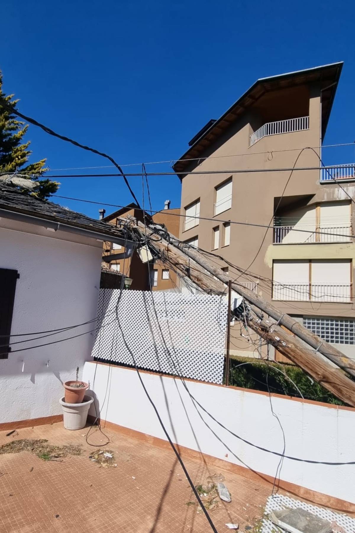 Un pal de serveis ha caigut a sobre d'una casa a Planoles pel vent - Lourdes Casademont-ACN