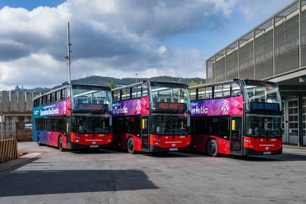 Barcelona estrena els primers busos turístics elèctrics de dos pisos