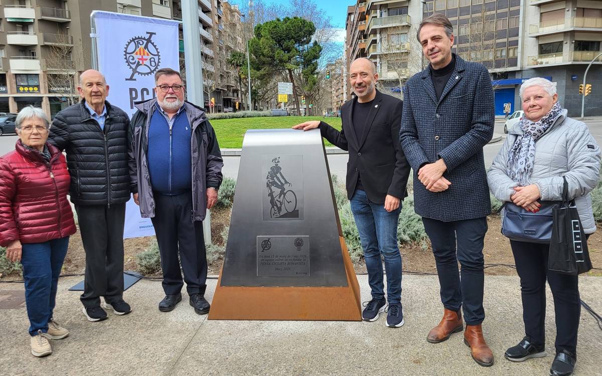 La plaça Bonavista estrena el monument del centenari de la Penya Ciclista Bonavista
