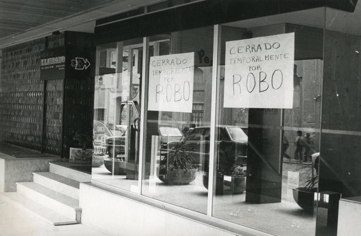 Un robatori i una pelleteria tancada