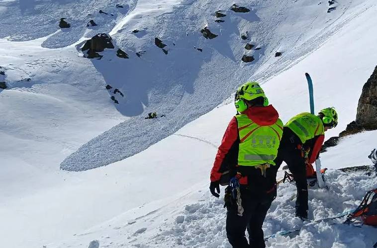 Rescaten un excursionista atrapat per una allau al Pallars Sobirà entre el coll de Bassiero i l’Estany Gelat