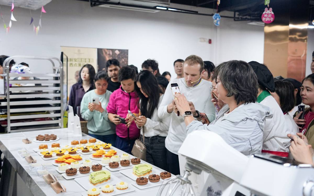 El mestre xocolater Lluc Crusellas està de gira per la Xina.