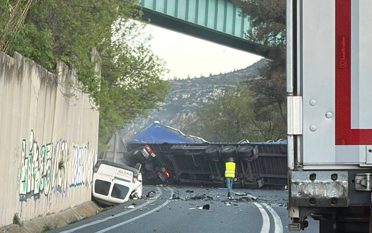 Un home mor en un xoc frontal entre una furgoneta i un camió a la C-14 a Alcover