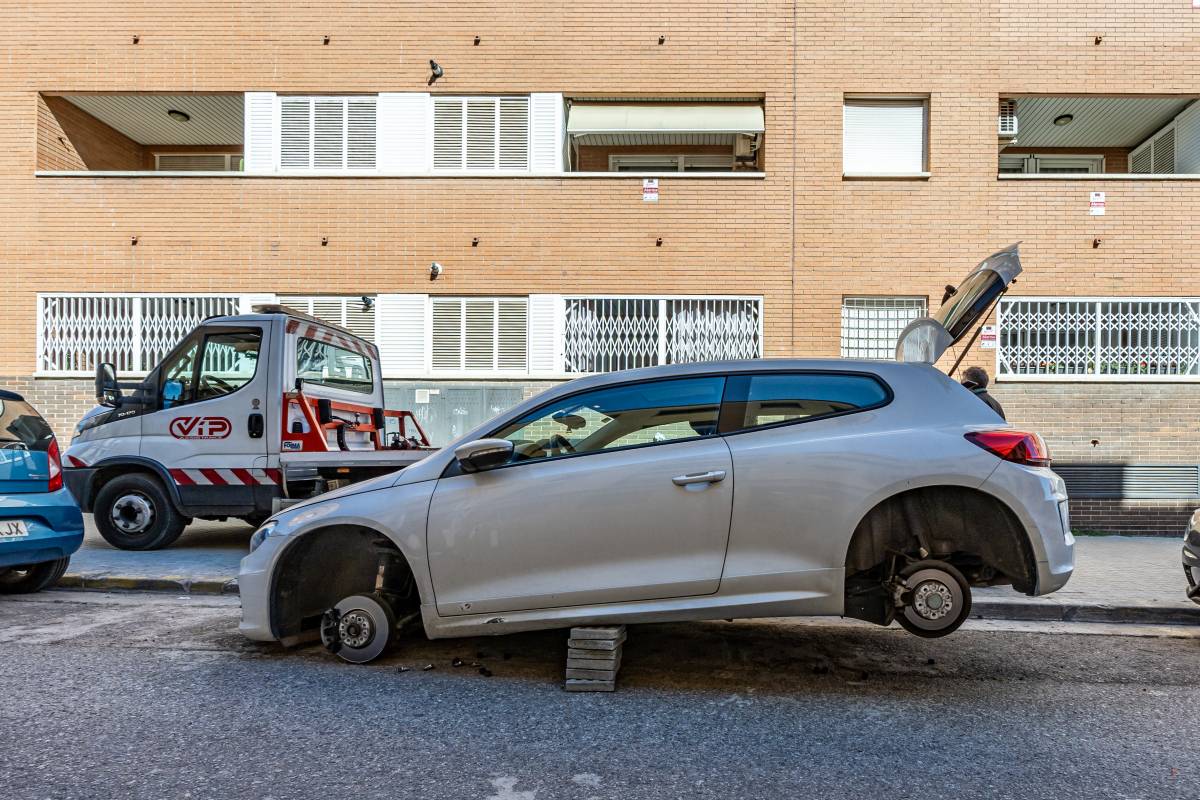 Un cotxe sense cap pneumàtic a Sabadell