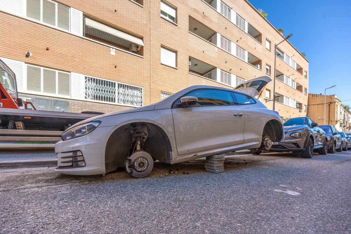 Un cotxe sense cap pneumàtic a Sabadell