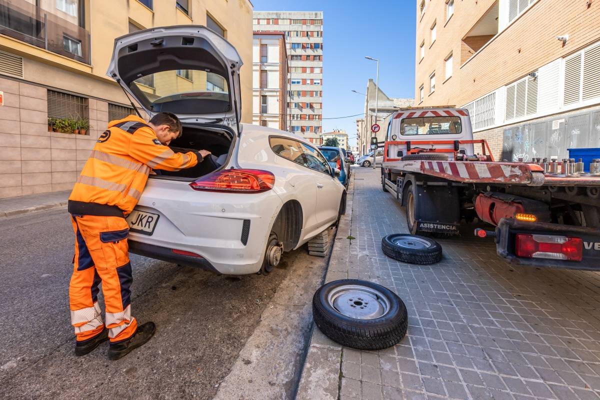 Un cotxe sense cap pneumàtic a Sabadell