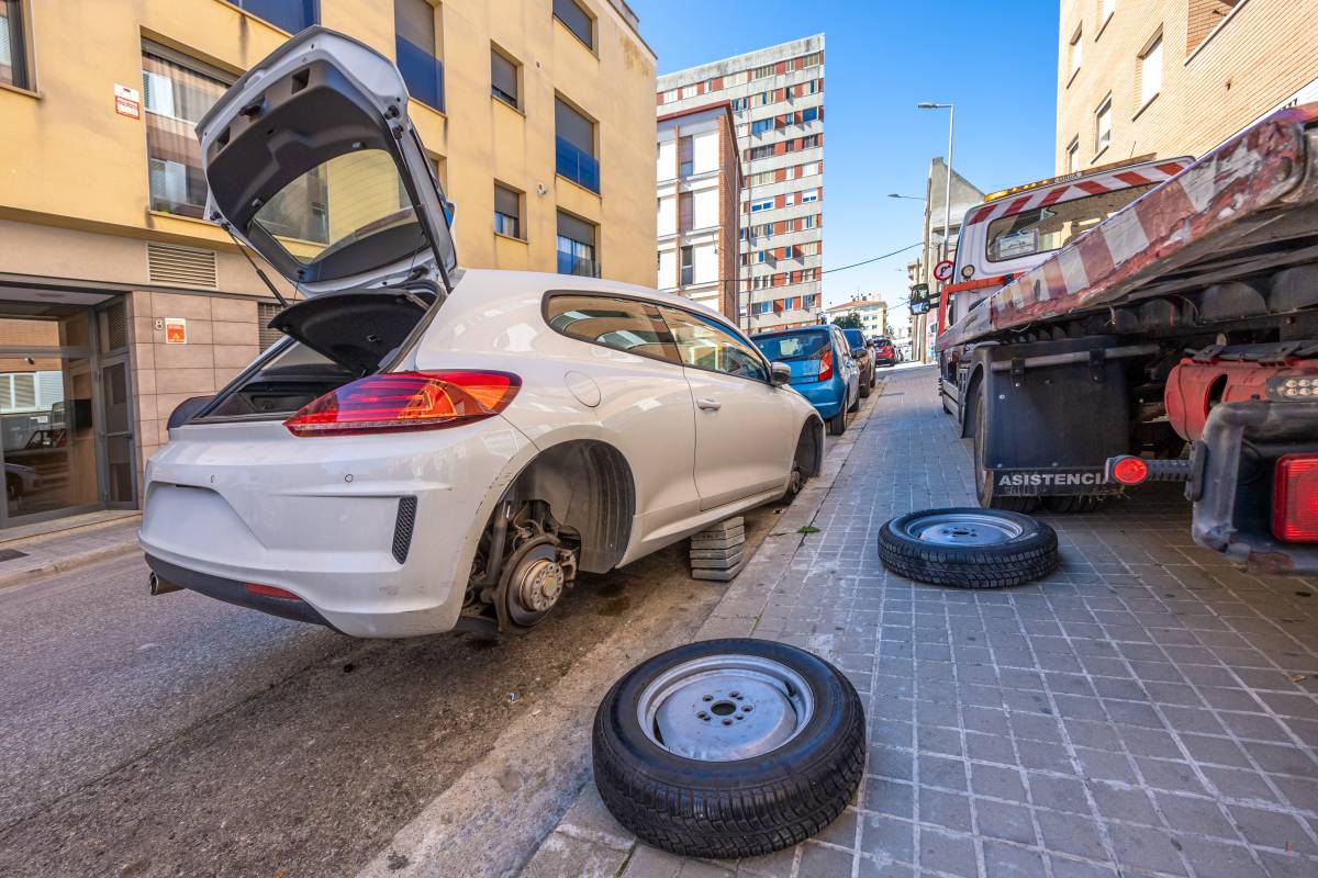 FOTOS | Roben les quatre rodes d'un cotxe al barri de Covadonga de Sabadell
