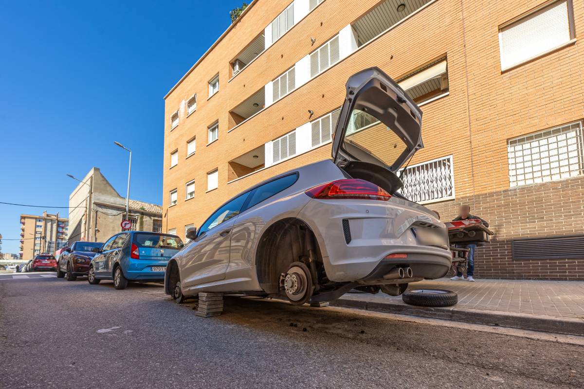 Un cotxe sense cap pneumàtic a Sabadell