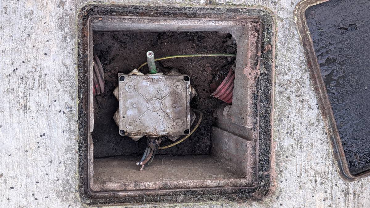 Entren a robar coure de matinada al camp de futbol de Sentmenat