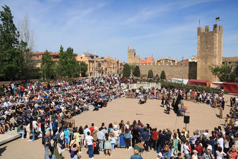 La plaça de Sant Francesc de Montblanc, plena durant un dels espectacles de carrer de la 36a Setmana Medieval - La plaça de Sant Francesc de Montblanc, plena durant un dels espectacles de carrer de la 36a Setmana Medieval