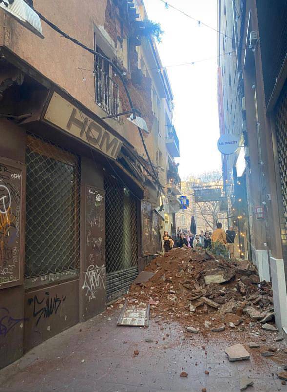 Part del rètol de la merceria Homedes es va mantenir, mentre que l`altra meitat va caure a terra