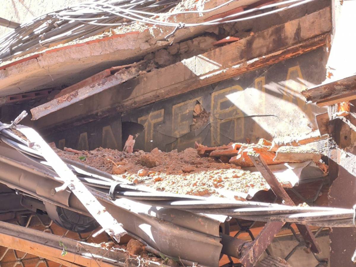 Darrere el rètol de la merceria Homedes n`ha aparegut un altre de la manteria que hi havia hagut anteriorment