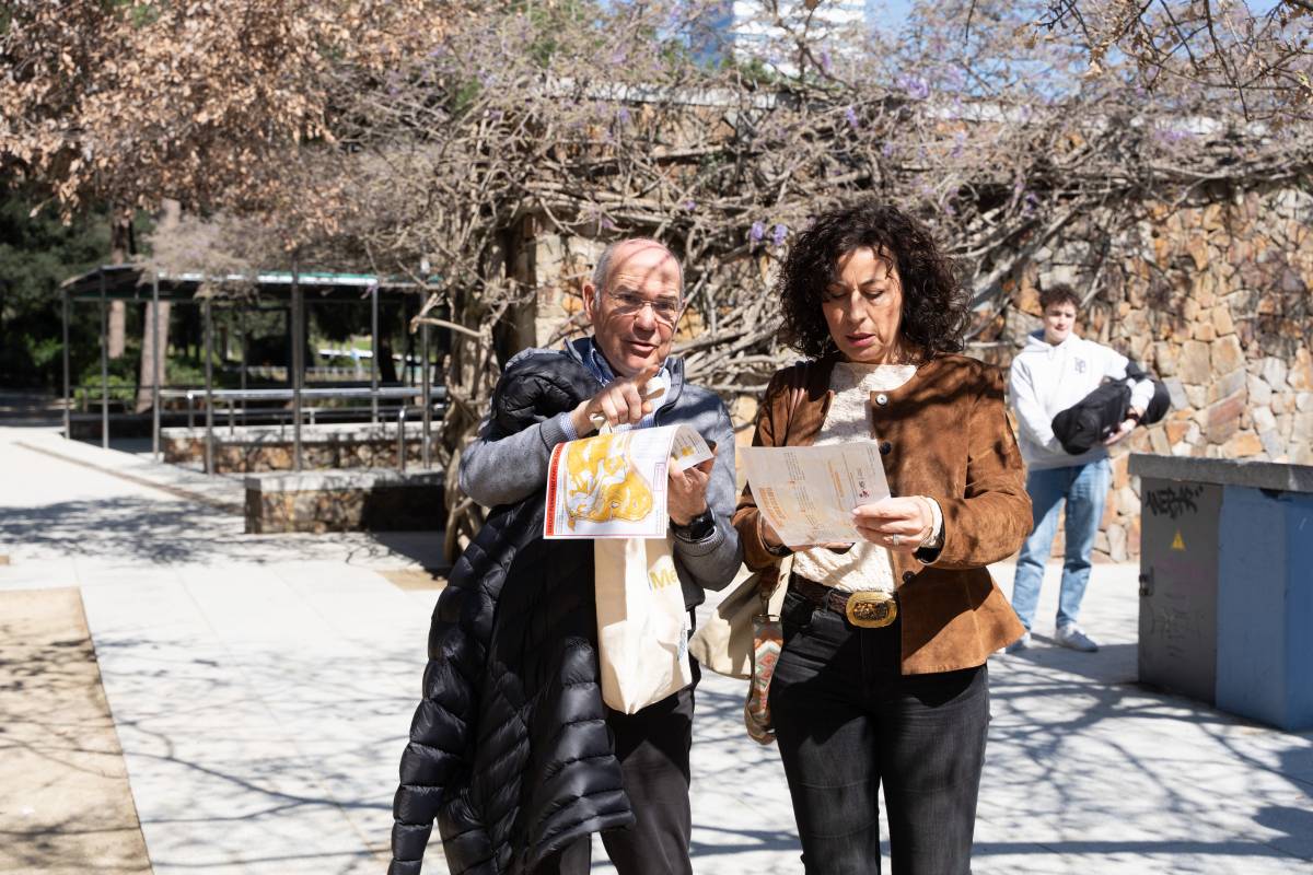 Manyosa i González fent una mostra pràctica de com funciona el circuit