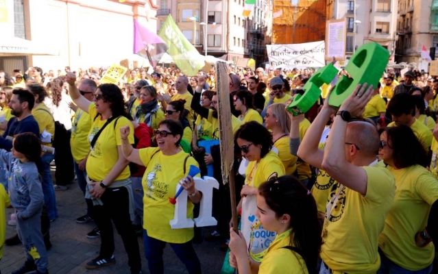 Més d'un miler de mestres ebrencs surten al carrer per rebutjar «el pacte de la vergonya»
