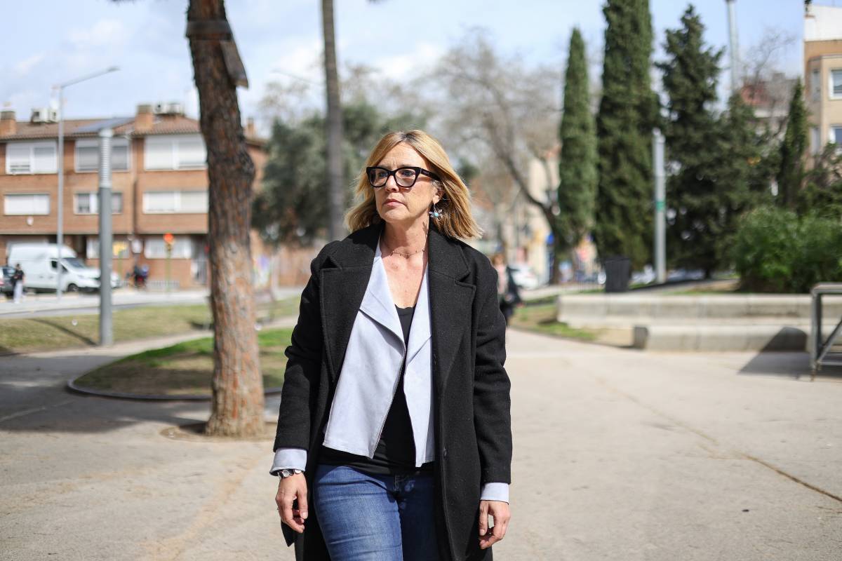 L`alcaldable d`ERC a Sabadell, Sílvia Renom, a la plaça de les Dones del Tèxtil