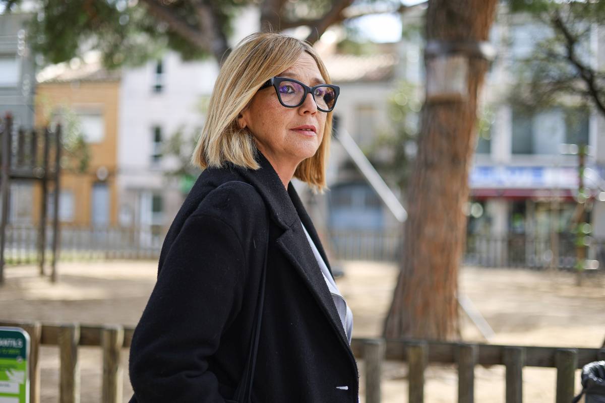 L`alcaldable d`ERC a Sabadell, Sílvia Renom, a la plaça de les Dones del Tèxtil