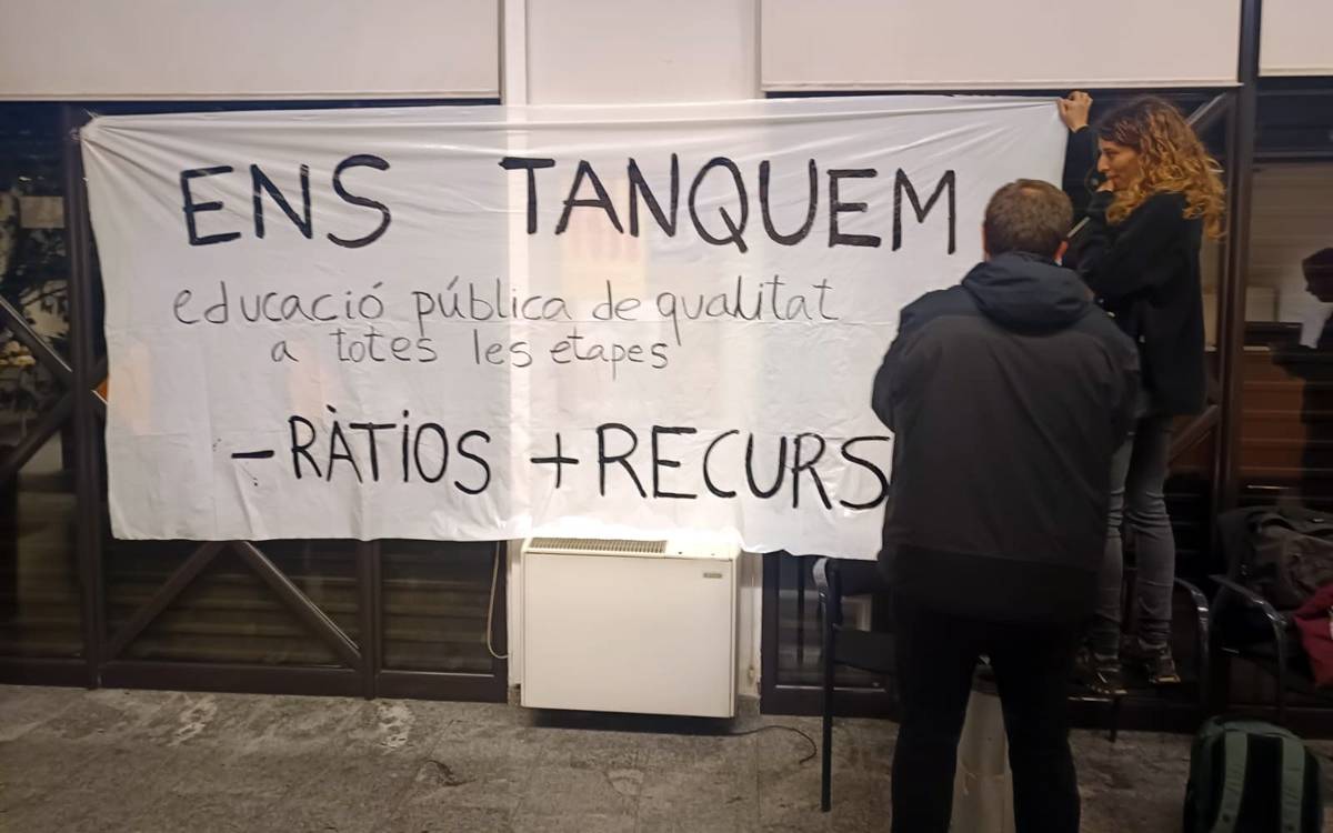 Mestres ocupen els Serveis Territorials d'Educació a Manresa: tancada nocturna abans de la vaga