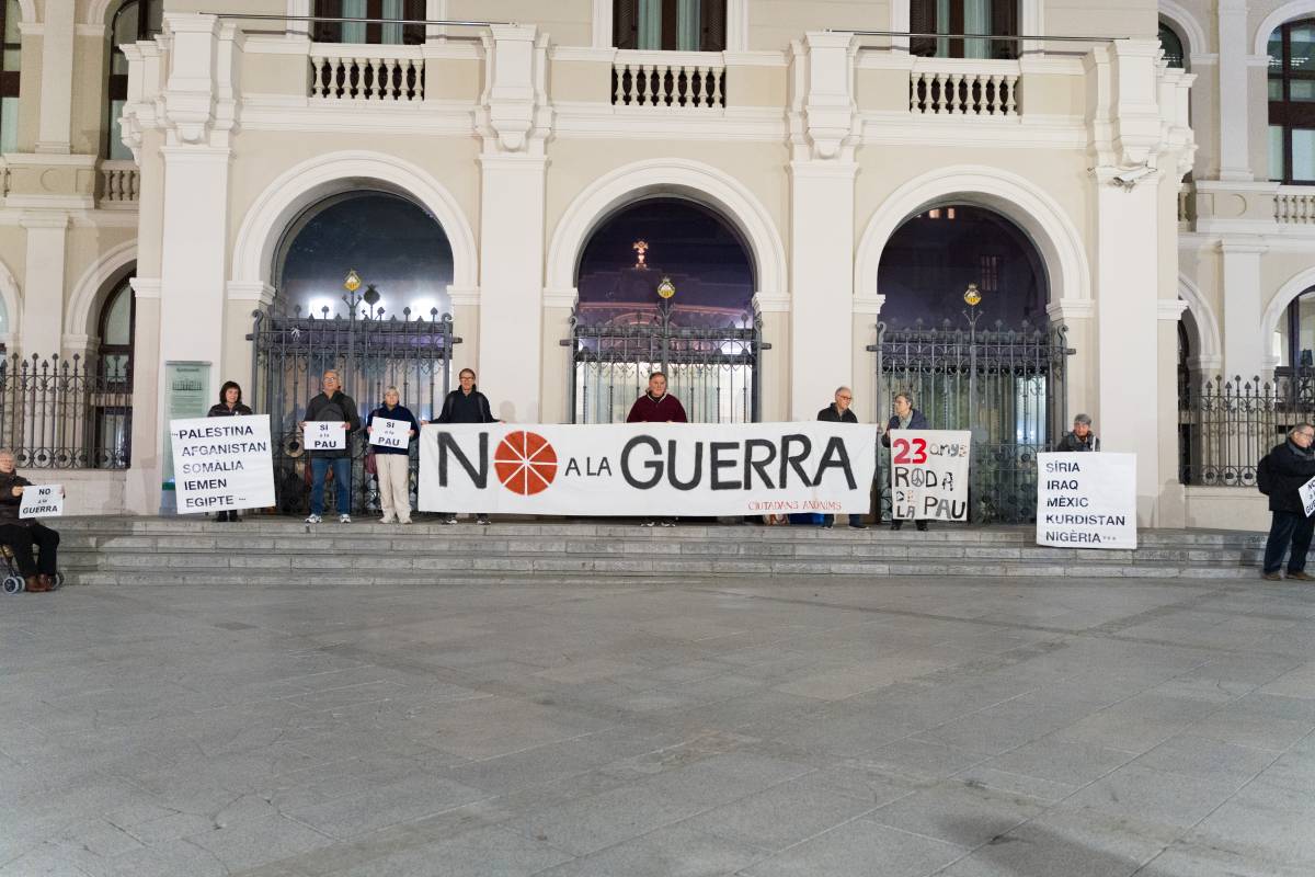 Sabadellencs diuen 'Sí a la pau' i 'No a la guerra': "No em puc quedar a casa mentre passa això"