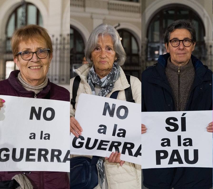 Veïns amb cartells a favor de la pau i en contra de la guerra - David Chao