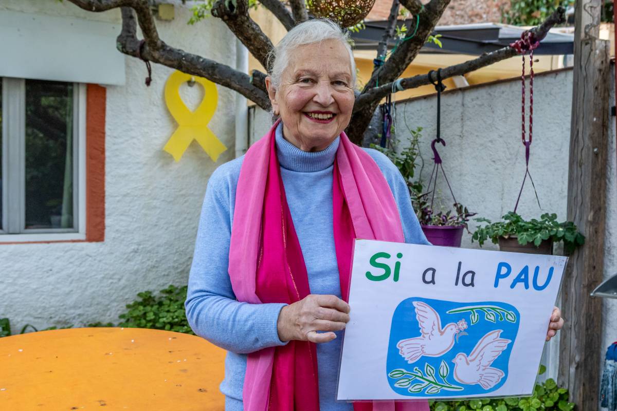 Rosa Subarroca, amb el rètol que ha fet a favor de la pau - Juanma Peláez