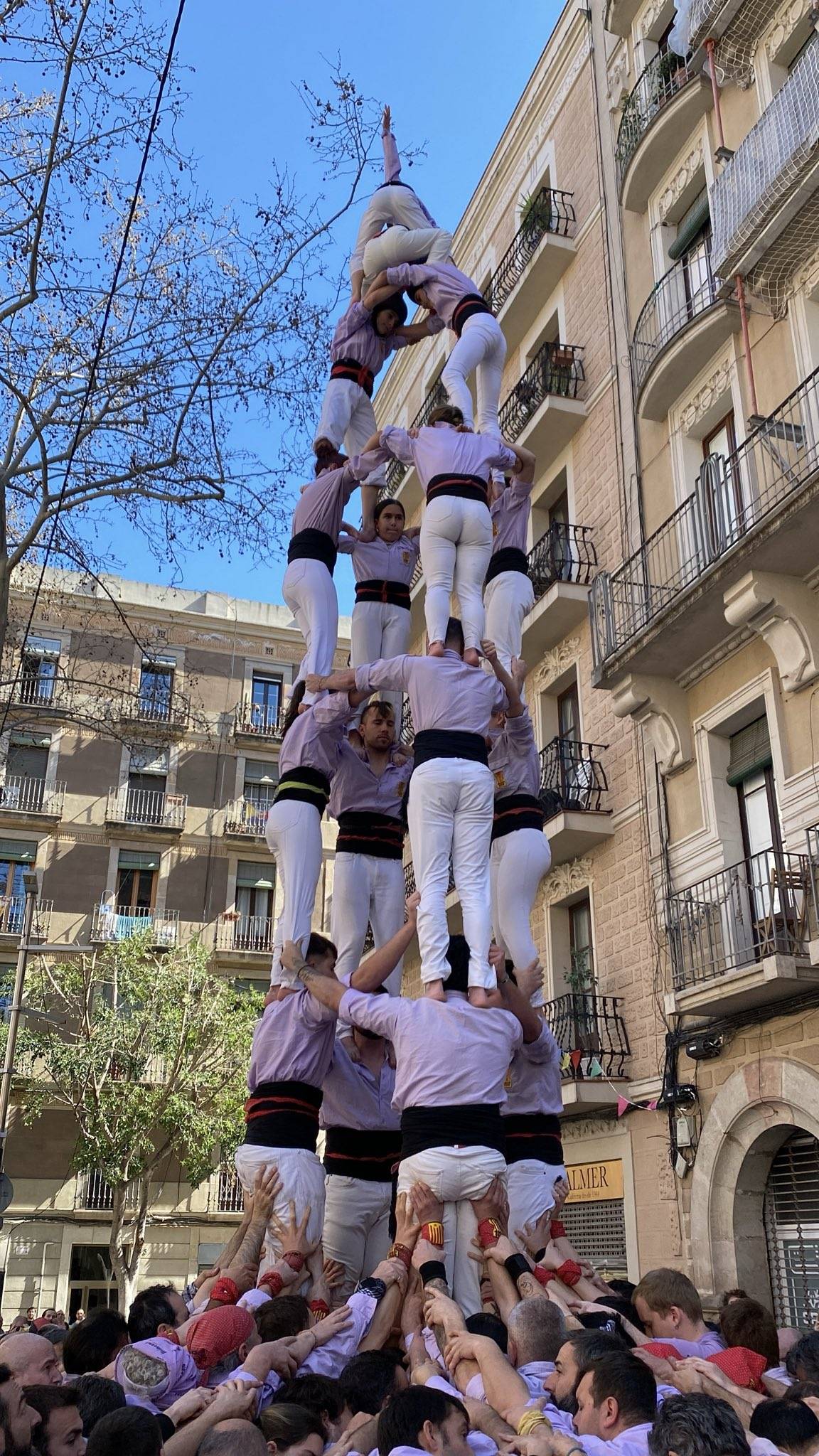 Els Minyons escalfen motors al Poble-sec abans d’actuar a Can Palet