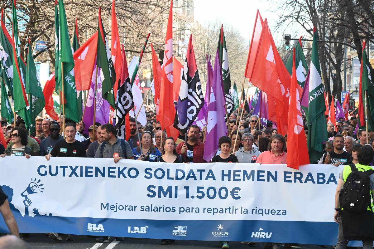 Milers de persones es manifesten al País Basc i Navarra per exigir un salari mínim de 1.500 euros