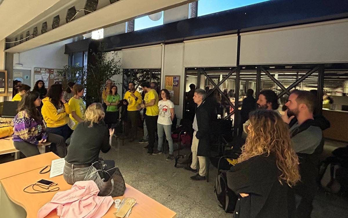 Els docents tancats a Manresa denuncien que la direcció d'Educació no assumeix compromisos