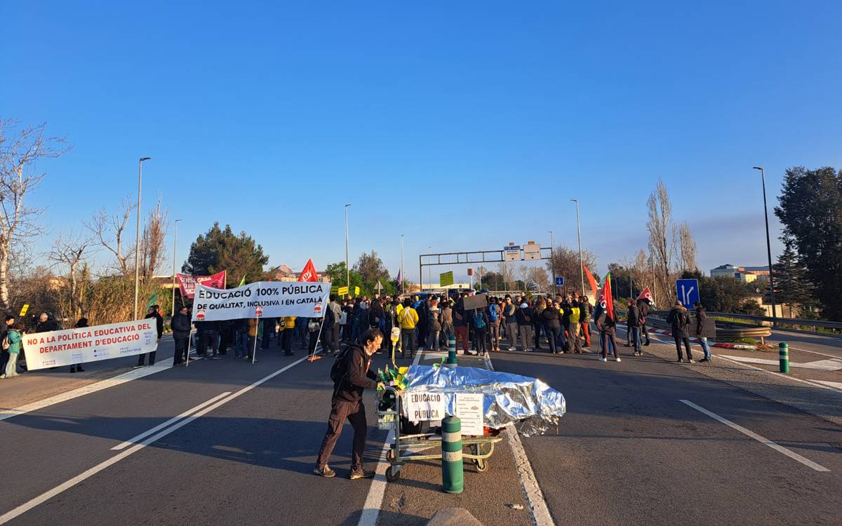 Els mestres tallen la C-55 a Manresa en l'inici de la jornada de vaga a la Catalunya Central