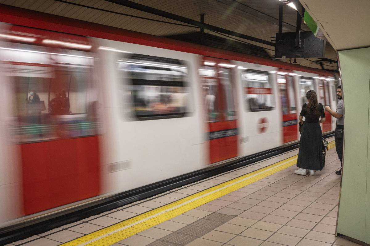 Tallada l'L2 del metro entre Sagrada Família i La Pau per una incidència