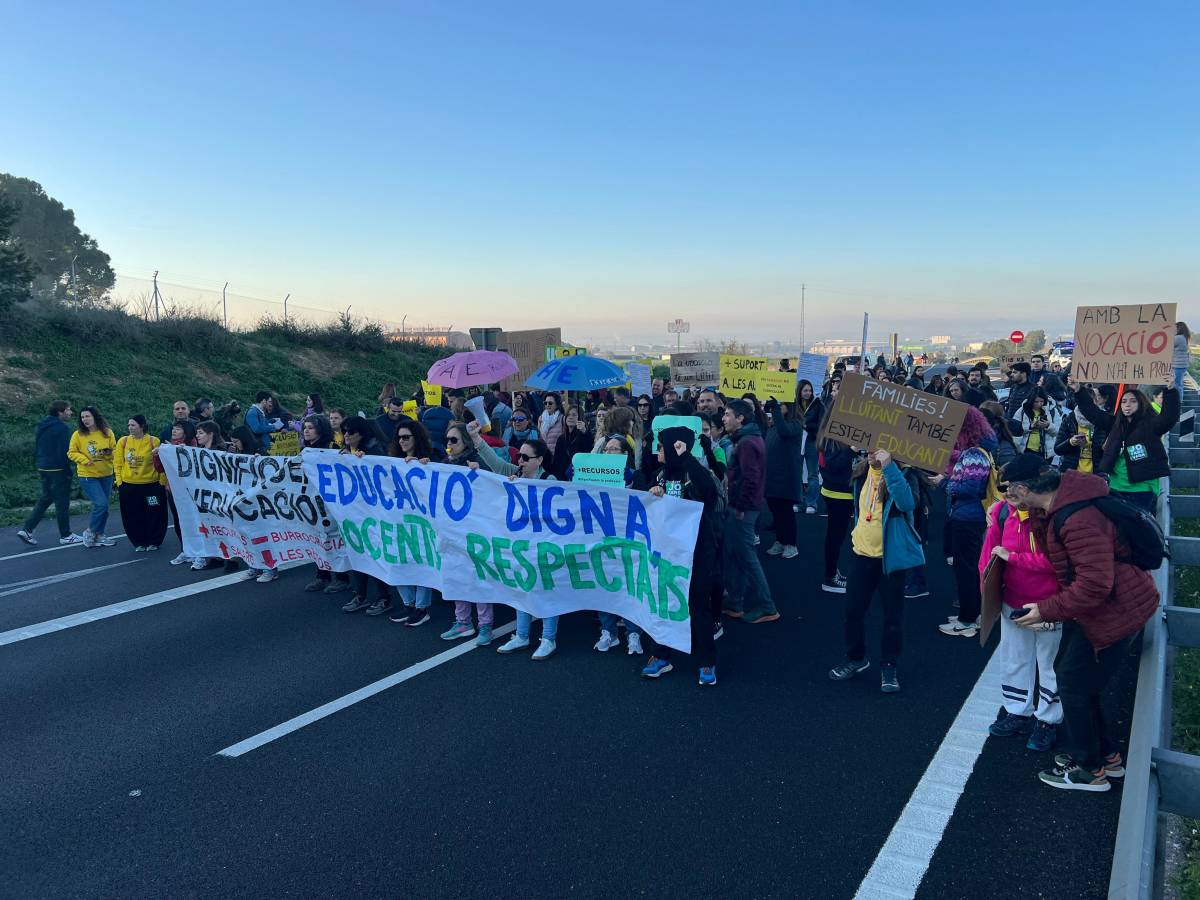Els docents tallen l'A-2 a Soses, Lleida i Alcarràs 
