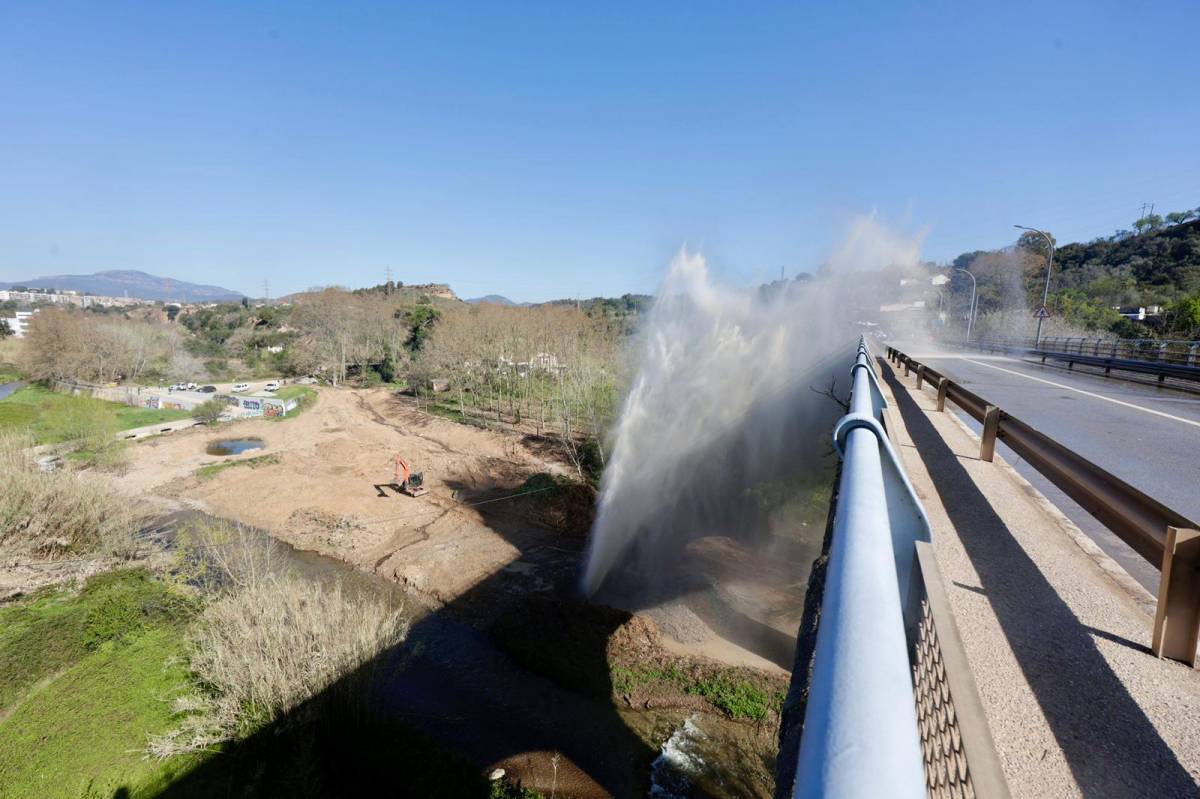 FOTOS | El trencament d'una canonada provoca una columna d'aigua de més de 18 metres a Sabadell
