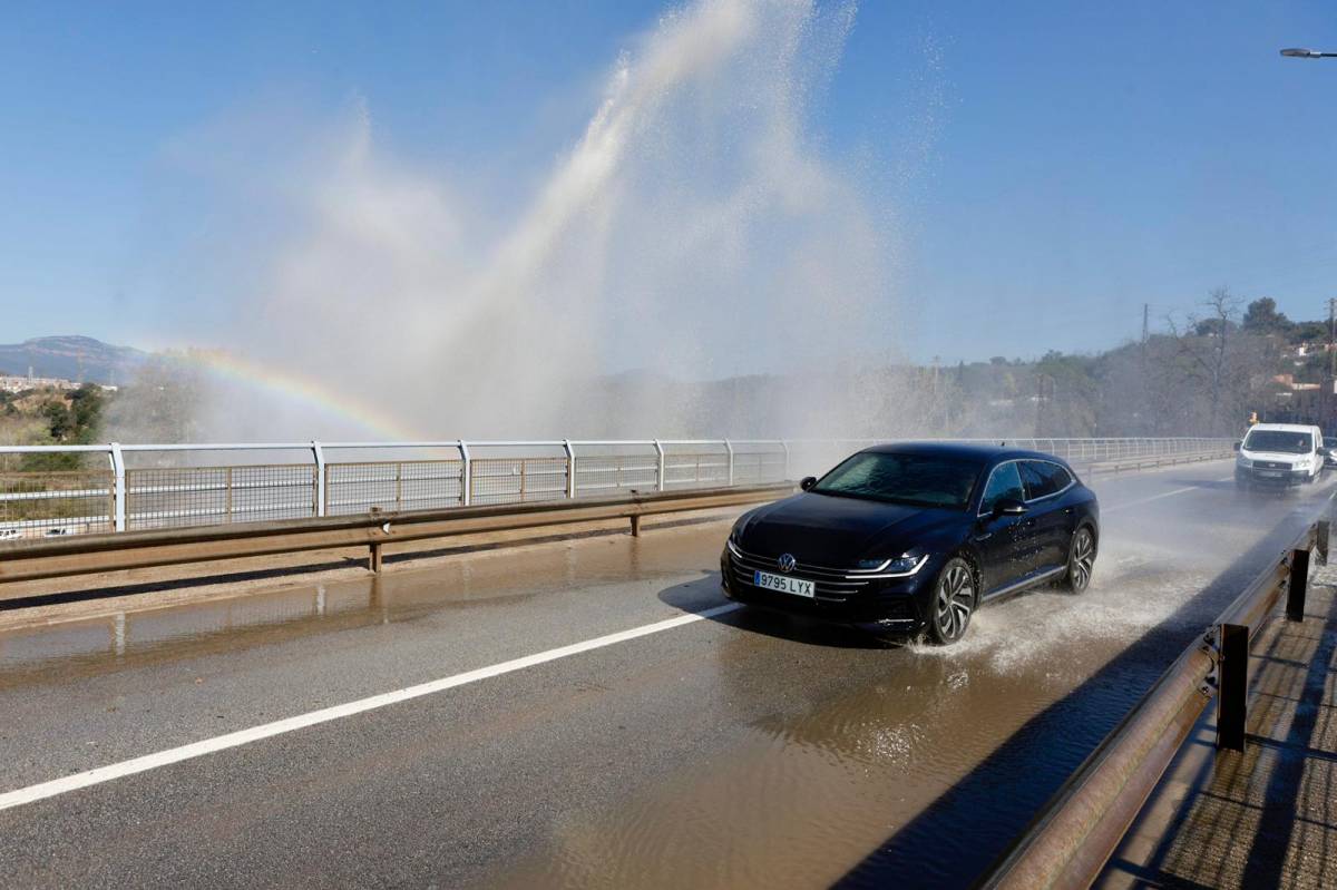 Fort ruixat d`aigua pel trencament d`una canonada